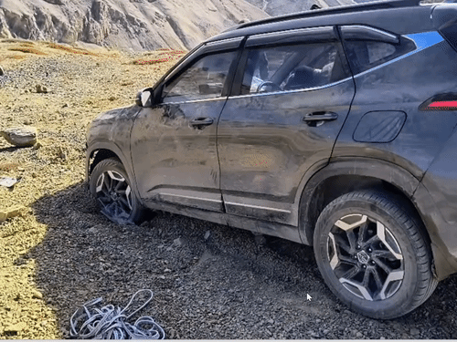 सड़क पर बर्फ जमा थी, फिसलकर मुख्य सड़क से नीचे कार इस हालत में मिली।