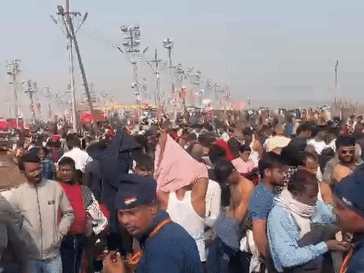 प्रयागराज में दिन में धूप खिलने की वजह से संगम में डुबकी लगाने के लिए काफी संख्या में लोग पहुंच रहे हैं।