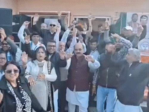 फतेहाबाद के बीजेपी कार्यालय में ओबीसी मोर्चा ने लोहड़ी पर्व मनाया गया। इस दौरान कार्यकर्ताओं ने सीएम नायब सैनी पर बने गानों पर जमकर डांस किया।