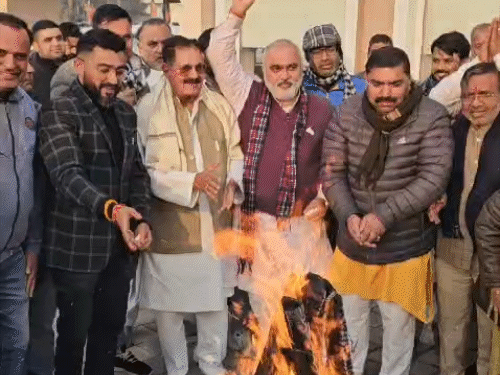 करनाल में भाजपा कार्यालय में लोहड़ी पर्व मनाते भाजपा नेता।
