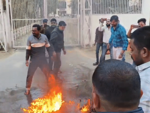 किसानों के सुसाइड की कोशिश मामले में युवा कांग्रेस ने किया प्रदर्शन।