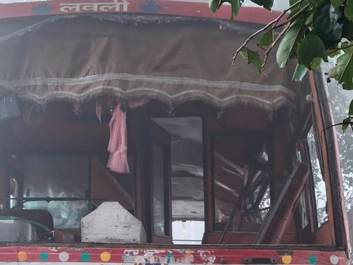 यूपी के बिजनौर में कोहरे के कारण बस पलट गई।