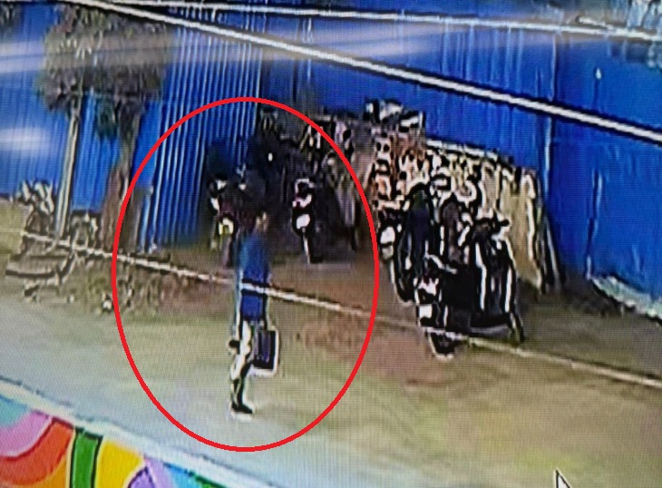 कारोबारी का बैग लेकर जाता हुआ आरोपी।