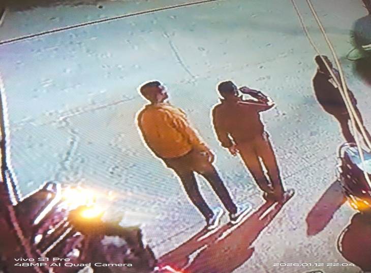 इन युवकों पर कारोबारी को संदेह है।