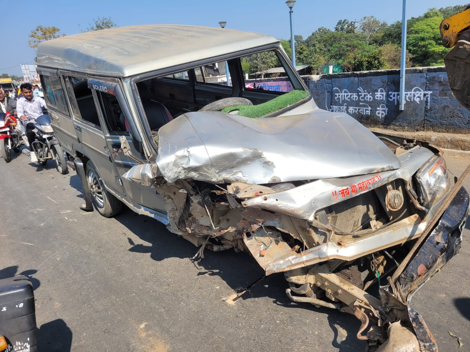 हादसे के बाद बोलेरो वाहन।