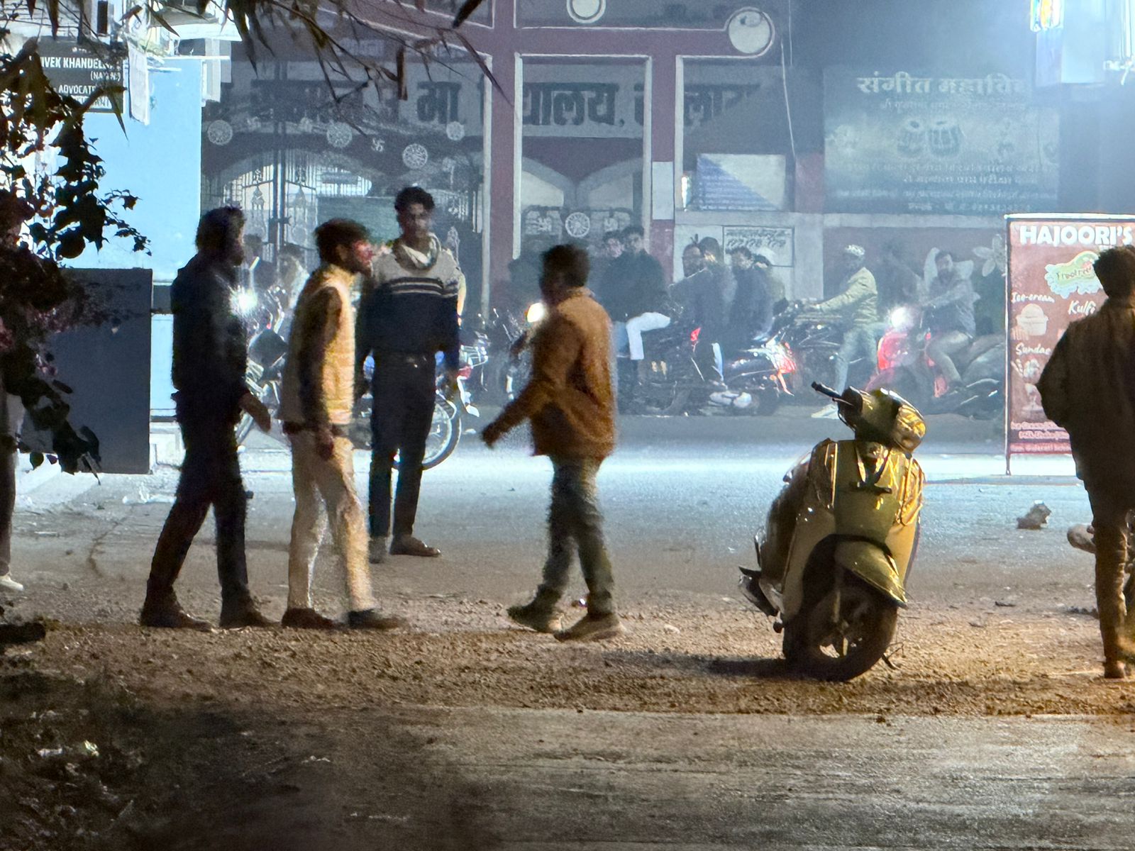 मारपीट को लोगों ने मोबाइल में कैद कर लिया।