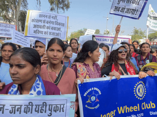 आजाद पार्क से शुरू हुई रैली विभिन्न मार्गो से होते हुए कलेक्ट्रेट पर पहुंची। यहां कलेक्ट्रेट का घेराव कर हाथों में तख्तियां लेकर स्टूडेंट्स ने अरावली बचाओ के नारे लगाएं।