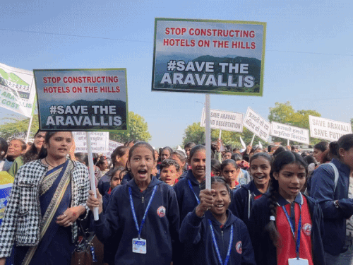 मंगलवार को 12 से ज्यादा स्कूलों और कॉलेज के स्टूडेंट्स के साथ विभिन्न संगठनों की ओर से अरावली बचाओ अभियान के तहत रैली निकाली गई।