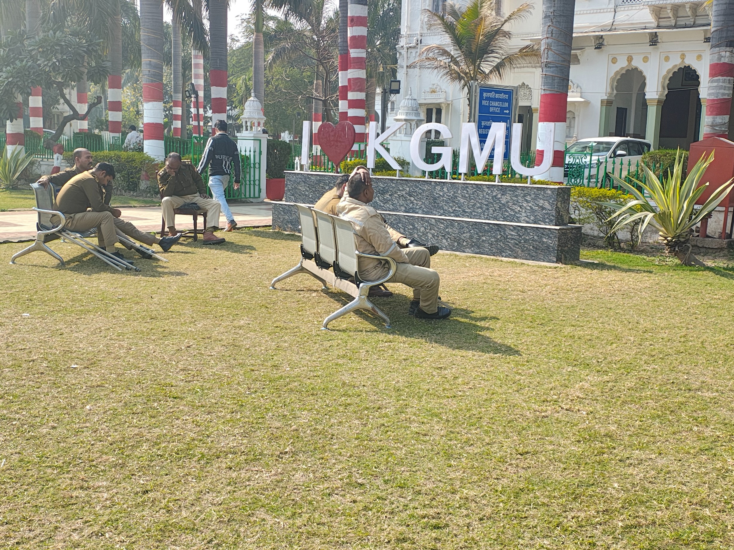 KGMU कैंपस में कुलपति कार्यालय के बाहर मौजूद पुलिस के जवान। - Dainik Bhaskar