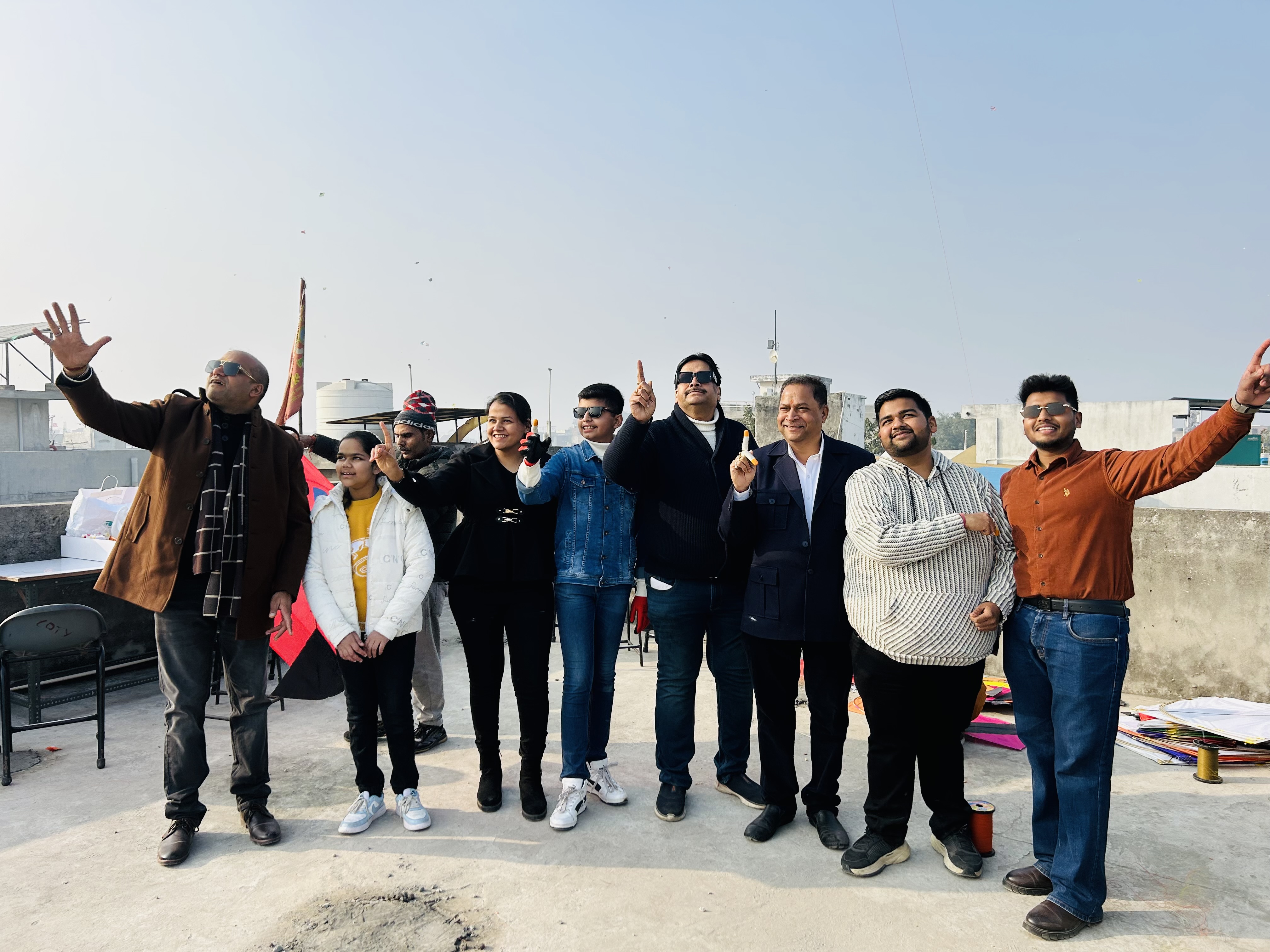 बॉबी जैन परिवार साथ पतंग उड़ाते हुए।