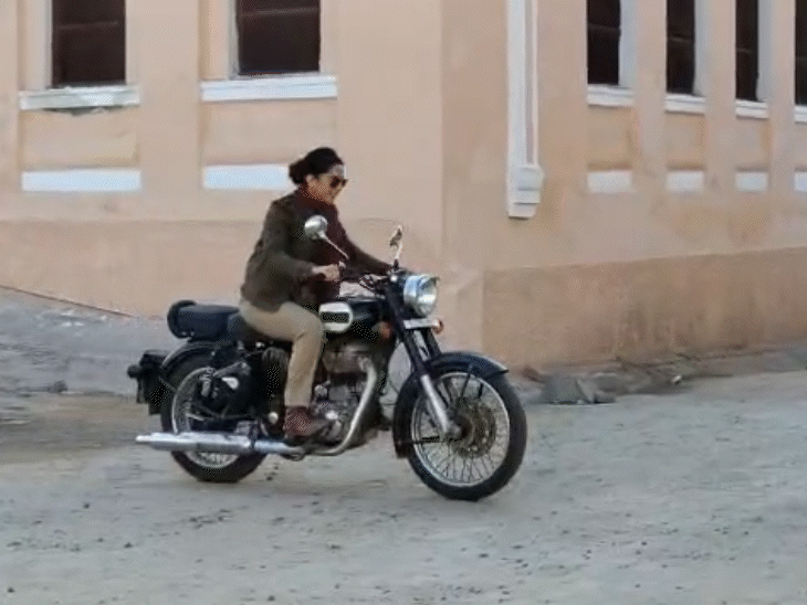 खाकी वर्दी पहने तापसी बुलेट दौड़ाती नजर आ रहीं हैं।