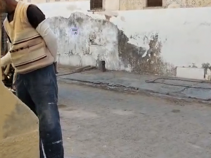 एक सीन में अपनी सह कलाकार से बात करने के बाद तापसी उसे बुलेट पर बैठा कर ले जाती है।