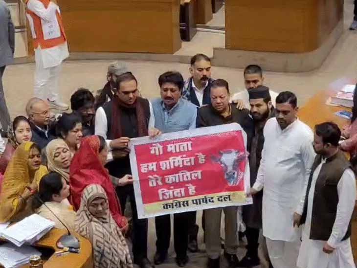 स्लॉटर हाउस में गोमांस मिलने पर विपक्ष हमलावर है।