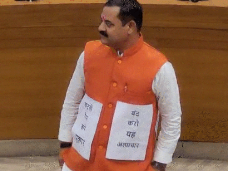 नगर निगम परिषद की बैठक में बीजेपी पार्षद देवेंद्र भार्गव भी नाराज दिखे और इन्होंने बैठक में ही अपना इस्तीफा दे दिया था। हालांकि, बाद में अध्यक्ष किशन सूर्यवंशी ने इस्तीफा नामंजूर कर दिया।