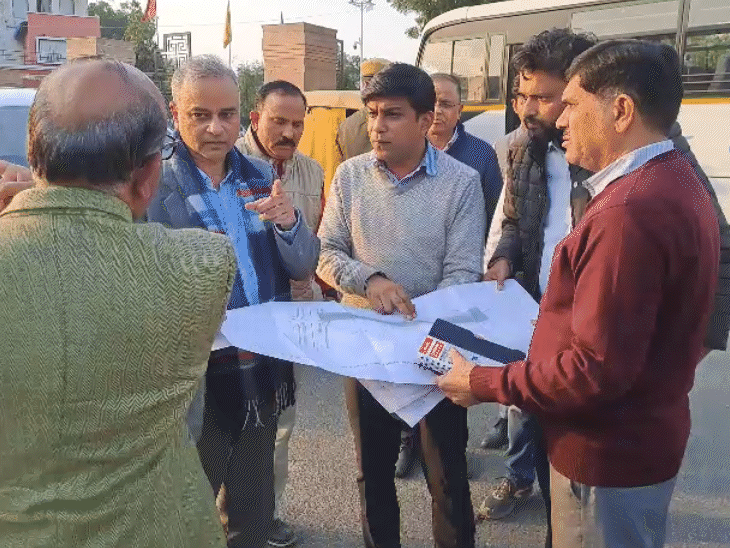 जेडीसी ने कहा कि एलिवेटेड रोड के साथ-साथ उसके नीचे की सड़क पर भी यातायात सुनिश्चित किया जाए।