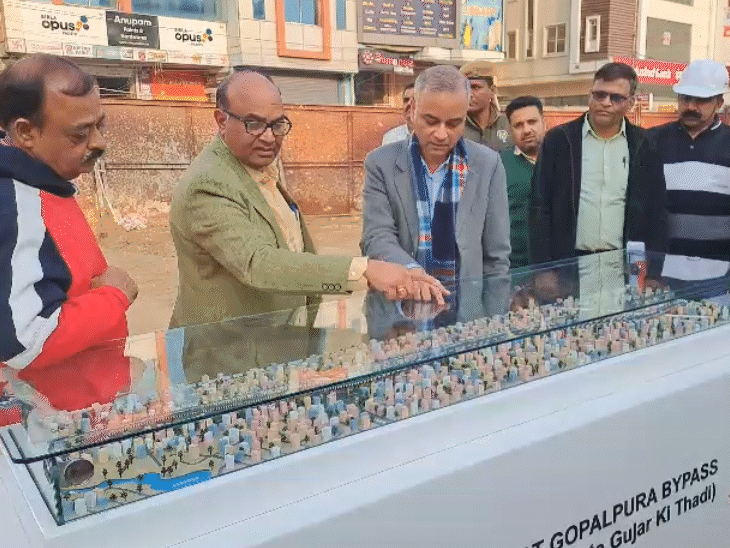 जेडीसी सिद्धार्थ महाजन ने गोपालपुरा बाईपास पर त्रिवेणी नगर से गुर्जर की थड़ी तक बन रही एलिवेटेड रोड और ओटीएस चौराहे पर पुलिया चौड़ीकरण कार्य का निरीक्षण किया।