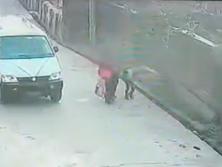 पार्वती अपने दो बच्चों के साथ सड़क से गुजर रही थी। तभी एक कार उनके पास आकर रुकी।