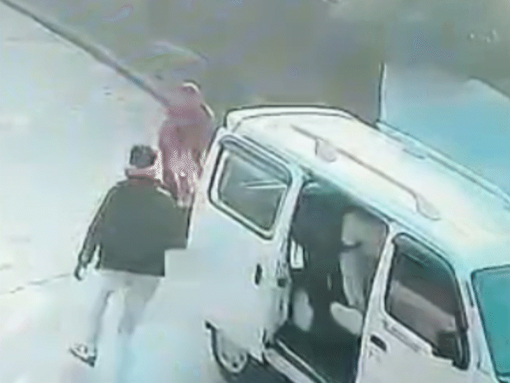 कार में से जगन्नाथ अपने साथियों के साथ उतरा। पार्वती और बच्चों की तरफ लपका।