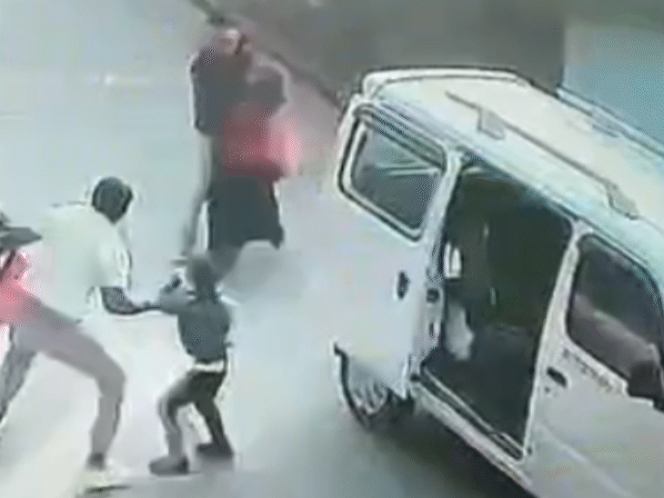 महिला और बच्चे बचने के लिए भागे लेकिन आरोपियों ने उन्हें पकड़ लिया।