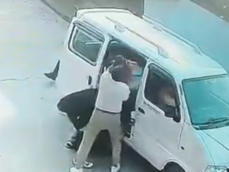 आरोपियों ने महिला और दोनों बच्चों को जबरन कार में बैठाया। फिर गाड़ी आगे बढ़ा दी।