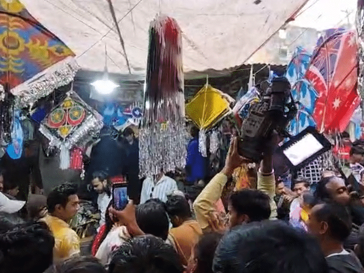 शो की टीम को देखने के लिए दुकान के बाहर सैकड़ों की संख्या में लोग पहुंच गए।