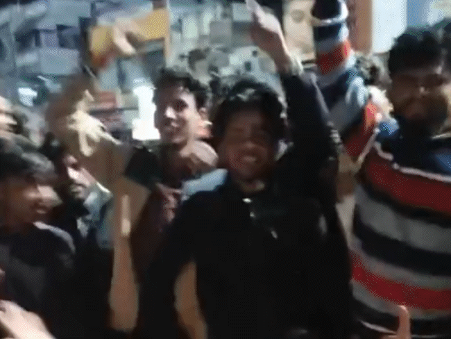 प्रदर्शनकारियों ने पुलिस प्रशासन के खिलाफ नारेबाजी की।