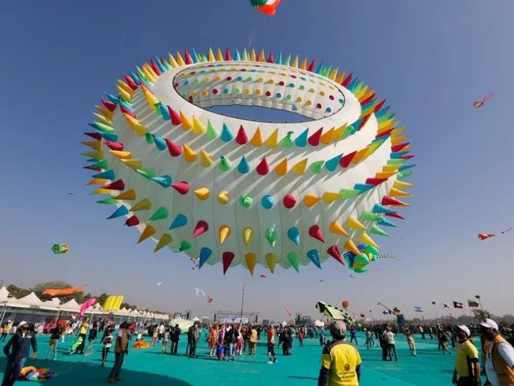 अहमदाबाद के साबरमती रिवरफ्रंट पर इंटरनेशनल काइट फेस्टिवल की फोटो। यह फेस्टिवल 9 से 15 जनवरी तक चलेगा।