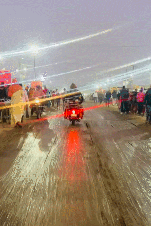 फायर ब्रिगेड की गाड़ियां मौके पर पहुंचीं। पुलिस ने एरिया को सील कर दिया।