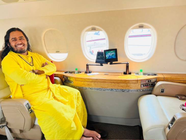 मंगलवार सुबह सतुआ बाबा चार्टर्ड प्लेन में नजर आए।