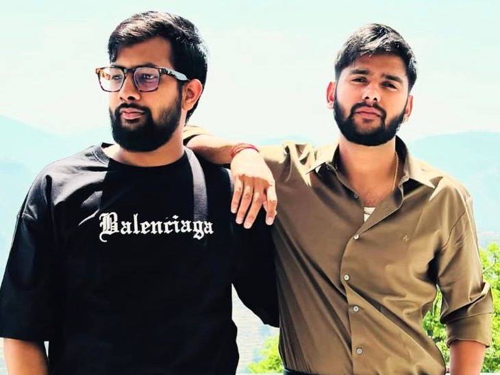 काली टी-शर्ट में यश मित्तल और शर्ट पहने शिवम चौधरी।