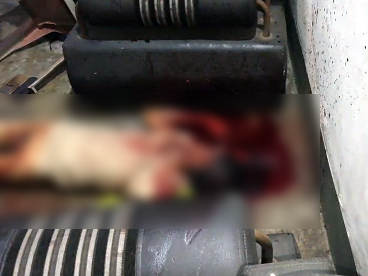 ​​​​​​​सरायकेला में बेटे ने की पिता की बेरहमी से हत्या:  धारदार हथियार से शरीर के कई हिस्सों पर किया हमला, शव के पास ही बैठा रहा आरोपी – saraikela kharsawan News