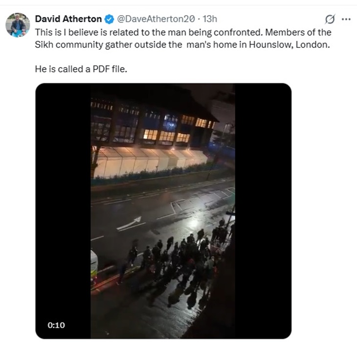 दूसरी पोस्ट में पाकिस्तानी युवक की बिल्डिंग के बाहर प्रदर्शन करते सिख समुदाय के लोग।