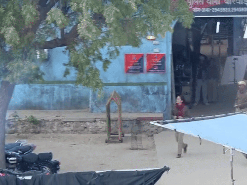 नवलगढ़ में स्कूल को थाना बनाया गया है। यहां भी फिल्म की शूटिंग चल रही है।