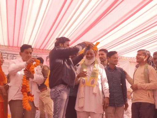 रैली के दौरान RLP जॉइन करने वाले कार्यकर्ताओं का सम्मान।