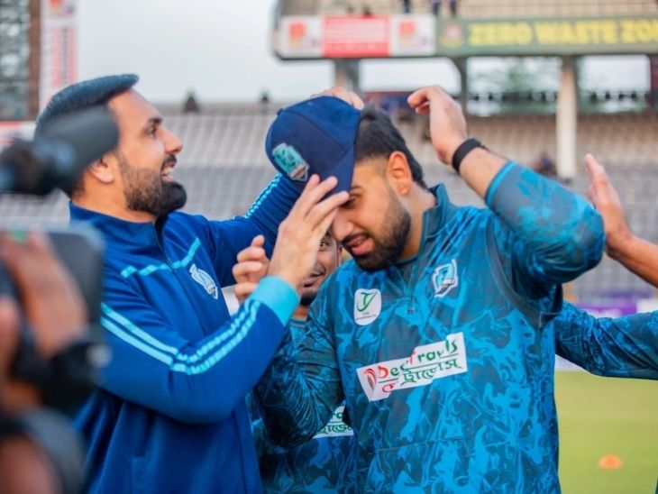 बेटे हसन ईसाखिल को डेब्यू कैप पहनाते मोहम्मद नबी। - Dainik Bhaskar