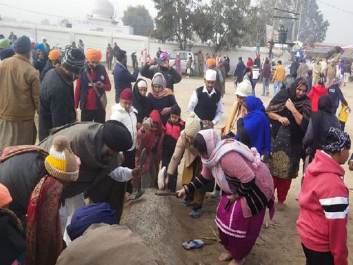 नूरदीन की कब्र पर जूते-चप्पल मारते श्रद्धालु। - फाइल फोटो