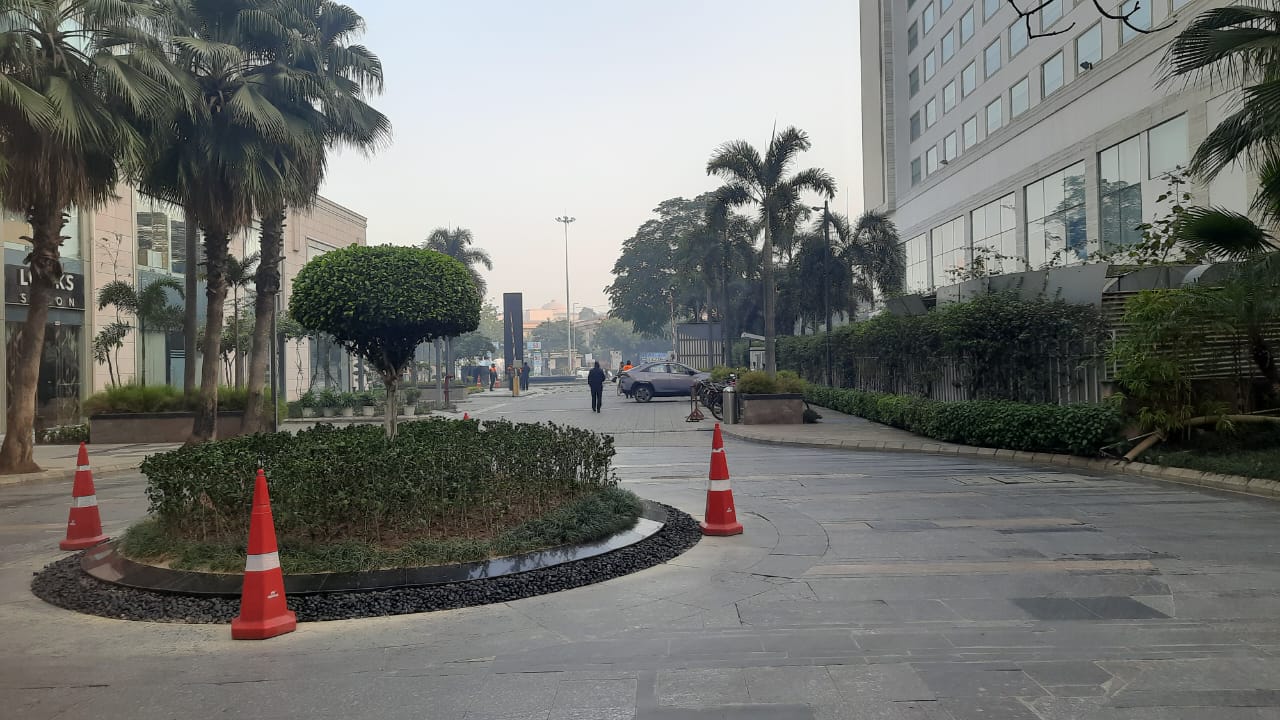 लखनऊ में सुबह से मौसम साफ है। तस्वीर विभूतिखंड की है।