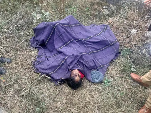 अज्ञात अधेड़ महिला का अर्धनग्न शव मिला।