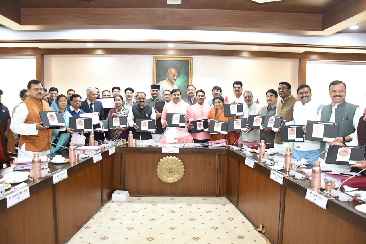 टैबलेट के साथ मुख्यमंत्री एवं मंत्रीगण।