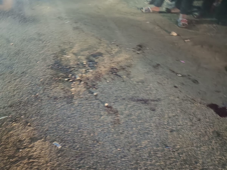 हादसे के बाद सड़क पर फैला खून।