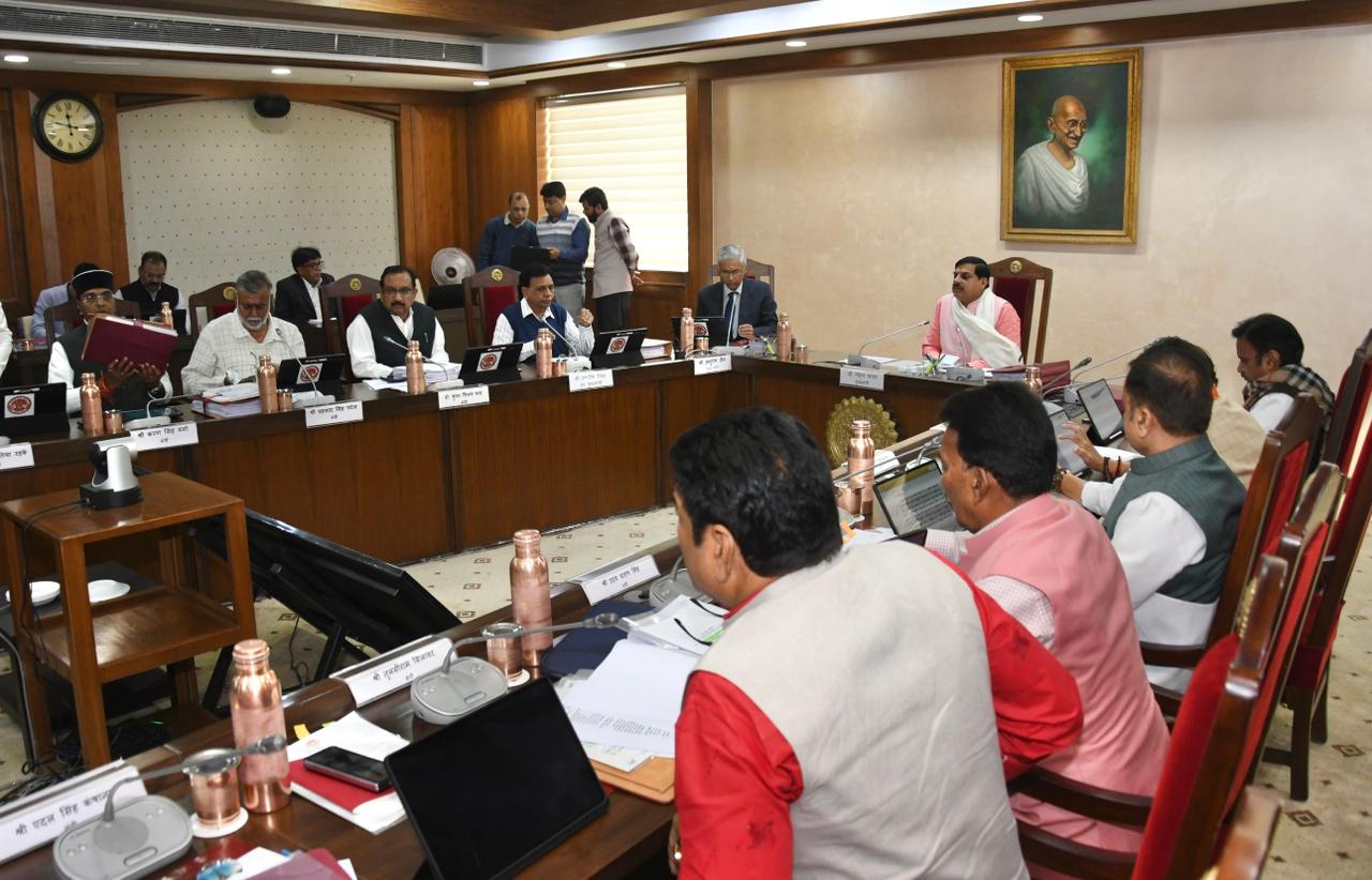 कैबिनेट बैठक में प्रस्तावों पर चर्चा करते मुख्यमंत्री एवं मंत्री।