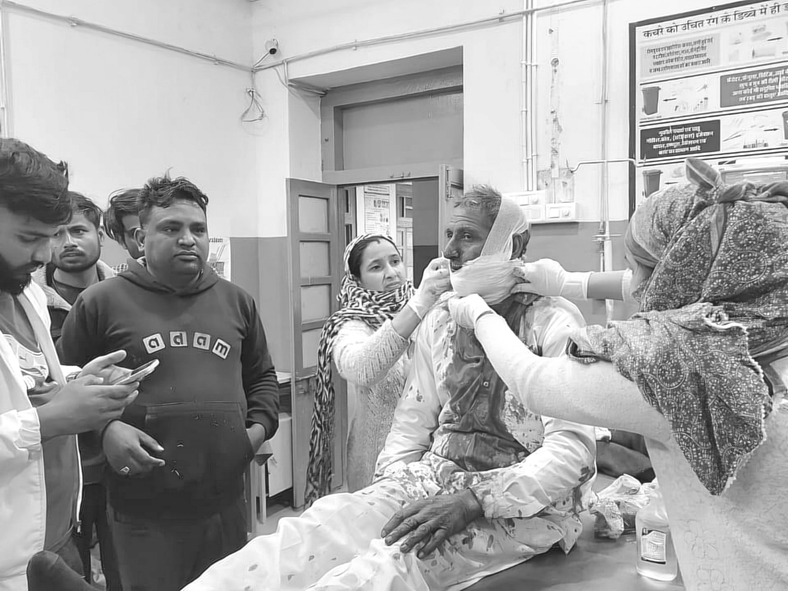 चाइनीज मांझे से गला कटने के बाद अस्पताल में इलाज हुआ।