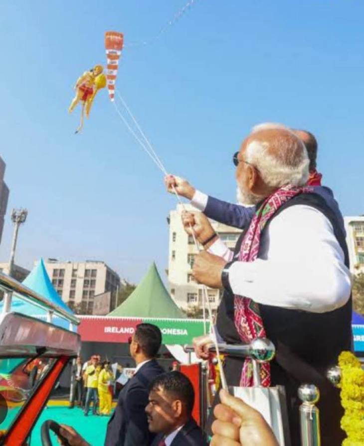 यह तस्वीर पीएम मोदी की हनुमान जी की आकृति की बनी पतंग उड़ाने की है। इस तस्वीर को लेकर विवाद है।