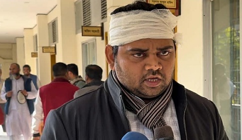 घायल टीचर का नाम अनादी बिस्वास है, उन पर हथौड़े से हमला किया गया।