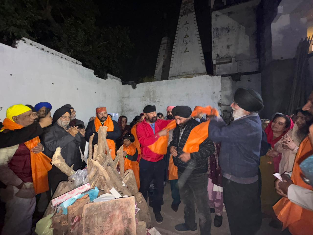 गुरुद्वारा के प्रमुख ग्रंथी ने श्रद्धालुओं को लोहड़ी के इतिहास के बारे में जानकारी दी