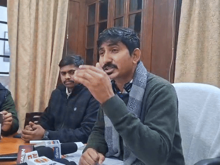 उदयपुर में प्रेस कॉन्फ्रेंस में अपनी बात रखते सांसद राजकुमार रोत।