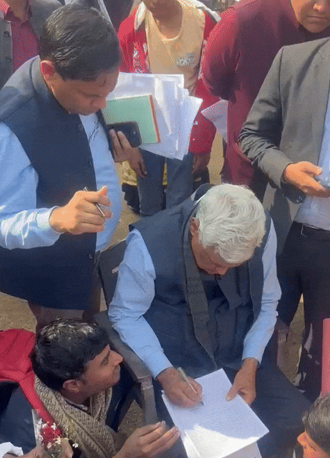 बीजेपी कार्यालय में कार्यकर्ताओं की सुनवाई स्थगित होने के बाद भी किरोड़ी मंगलवार को बीजेपी कार्यालय पहुंचे। यहां उन्होंने लॉन में ही कुर्सी लगाकर जनसुनवाई की।