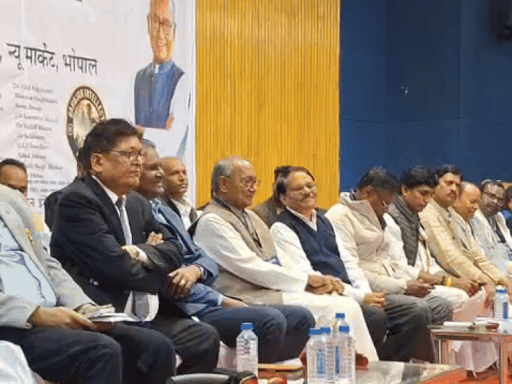 जिस वक्त बरैया ने ये बातें कहीं, तब मंच पर कांग्रेस के दिग्गज नेता मौजूद थे।