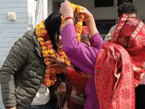 बॉक्सर पूजा बोहरा घर लौटने पर अपनी मां के गले लगते हुए।