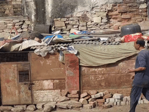 घटना की जानकारी देता पीड़ित सुरेश।